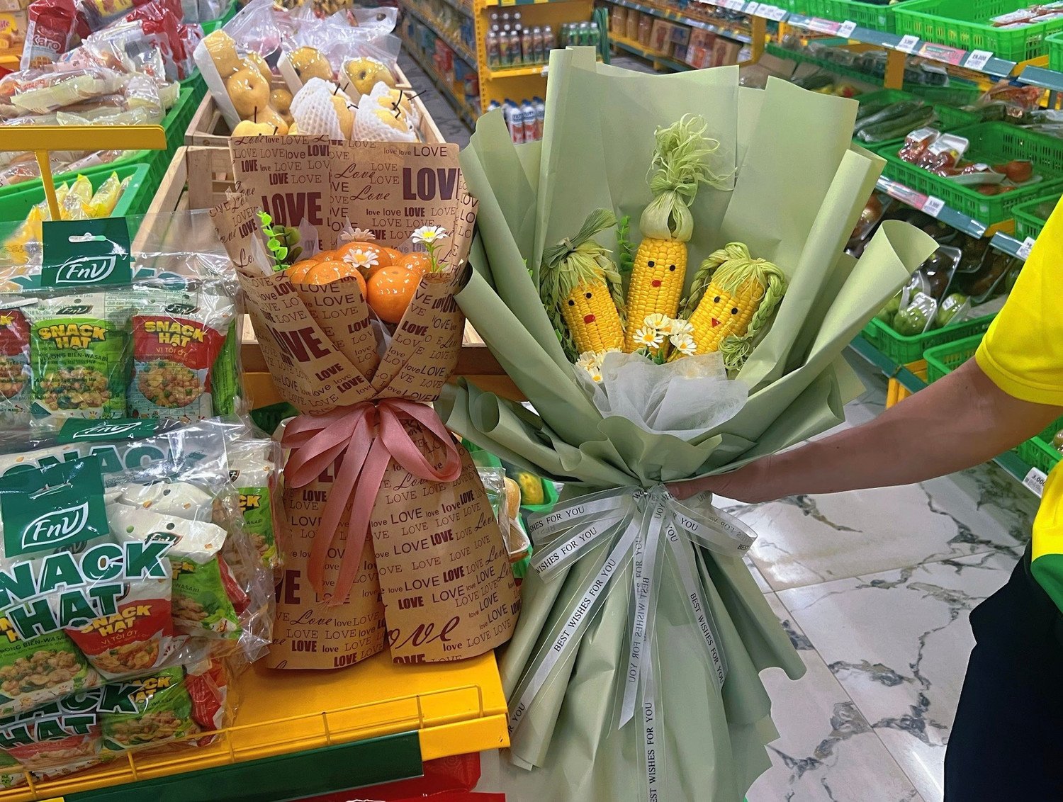 Tại hệ thống Bách Hóa Xanh có chương trình "Tháng 3 tặng quà chị đẹp" với nhiều ưu đãi hấp dẫn. Tại một số siêu thị triển khai chương trình sáng tạo quà tặng 8/3 độc đáo từ rau củ, trái cây tươi khiến khách hàng thích thú. Những bó hoa này được tính theo giá rau củ bình thường.