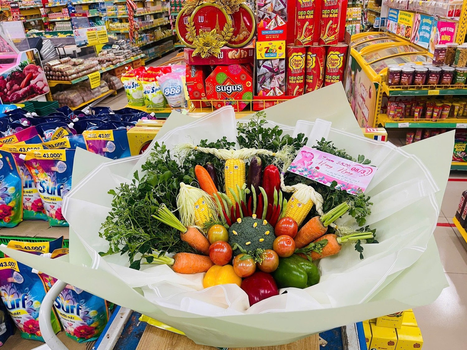 Tại hệ thống Bách Hóa Xanh có chương trình "Tháng 3 tặng quà chị đẹp" với nhiều ưu đãi hấp dẫn. Tại một số siêu thị triển khai chương trình sáng tạo quà tặng 8/3 độc đáo từ rau củ, trái cây tươi khiến khách hàng thích thú. Những bó hoa này được tính theo giá rau củ bình thường.
