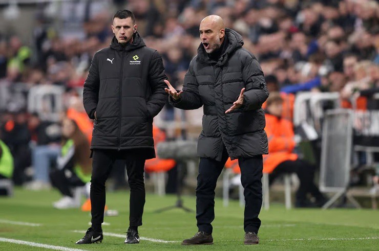 Khoảnh khắc Pep Guardiola tỏ ra vô cùng tức giận,&nbsp;sau đó đã phải nhận thẻ vàng