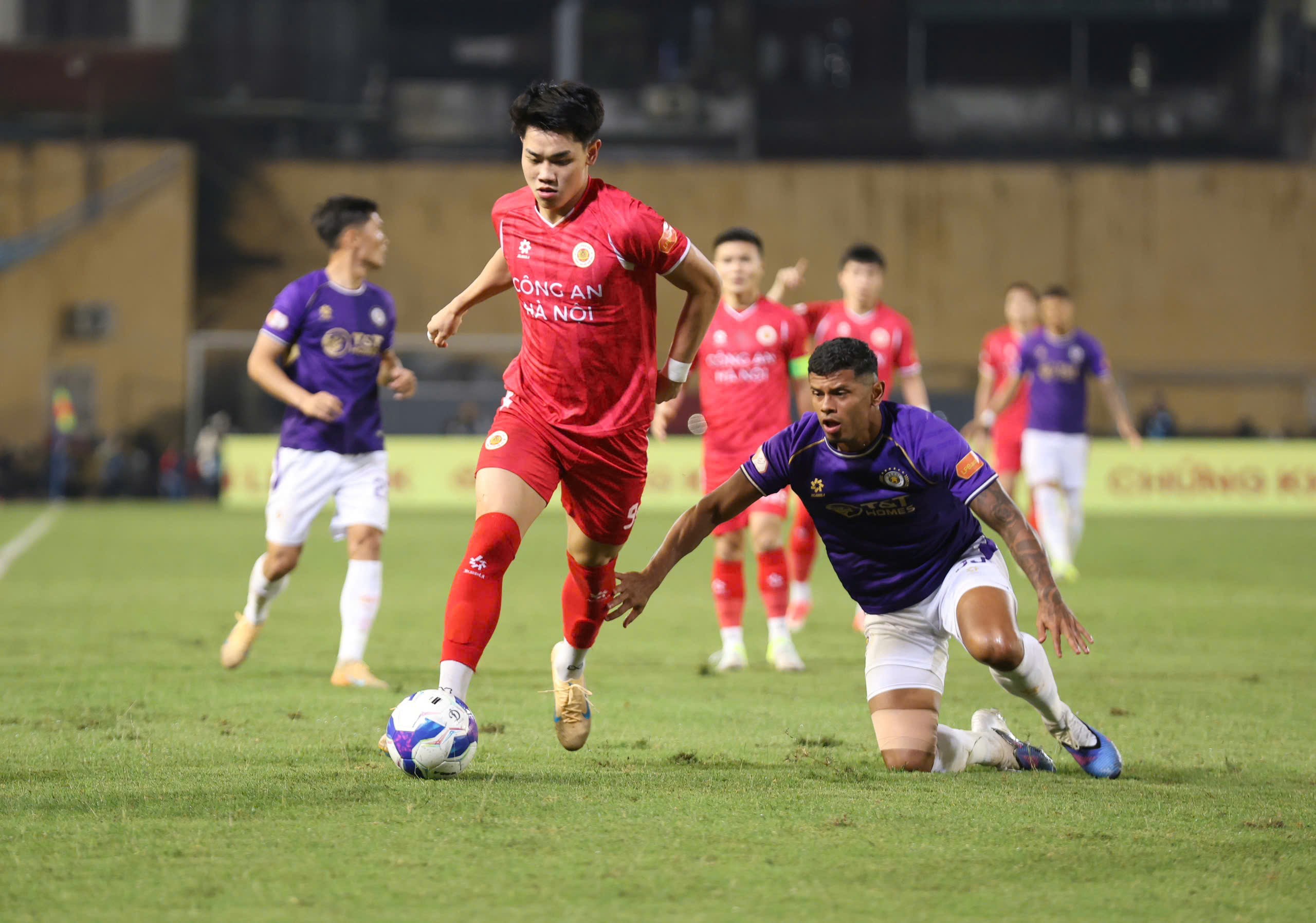 CAHN (áo đỏ) và Hà Nội FC thi đấu quyết tâm