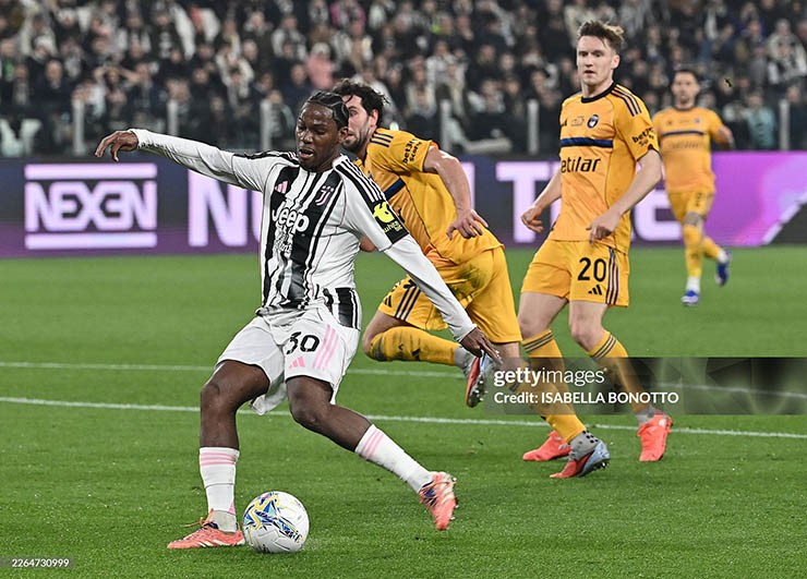 Juventus (áo đen trắng) giành chiến thắng ấn tượng