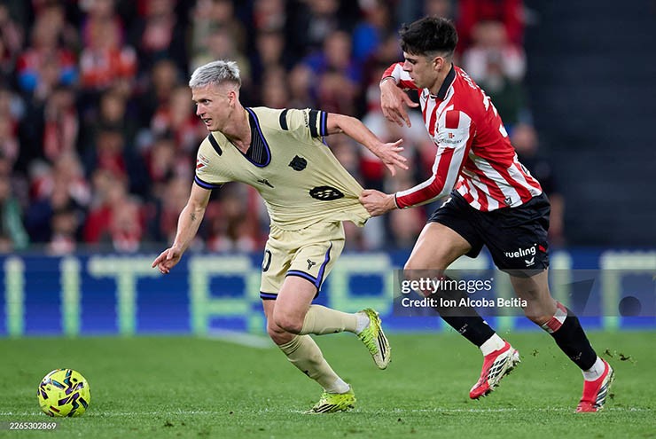 Barca (áo xám) gặp không ít khó khăn