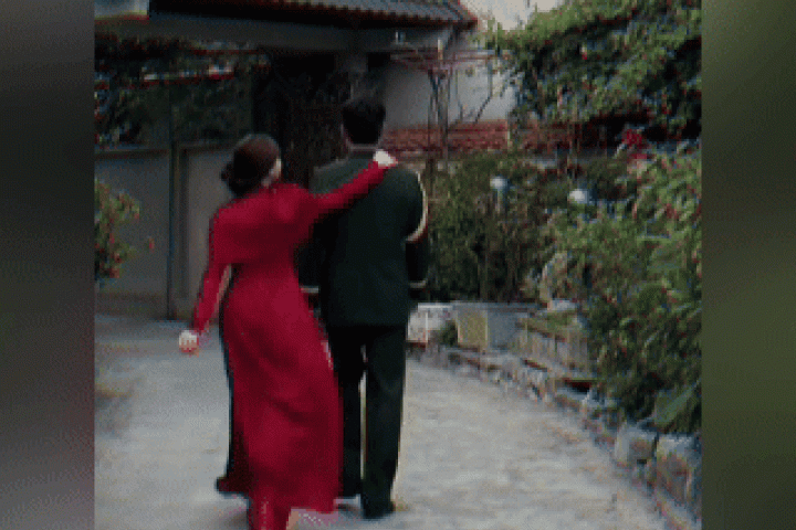 Chồng sắp cưới nhấc bổng Hòa Minzy bằng một tay gây sốt