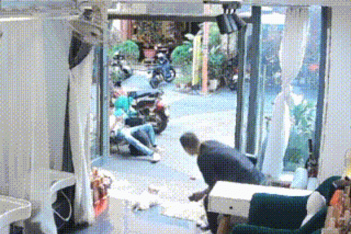 Clip: Người đàn ông đá chó cảnh ở tiệm spa gây bức xúc