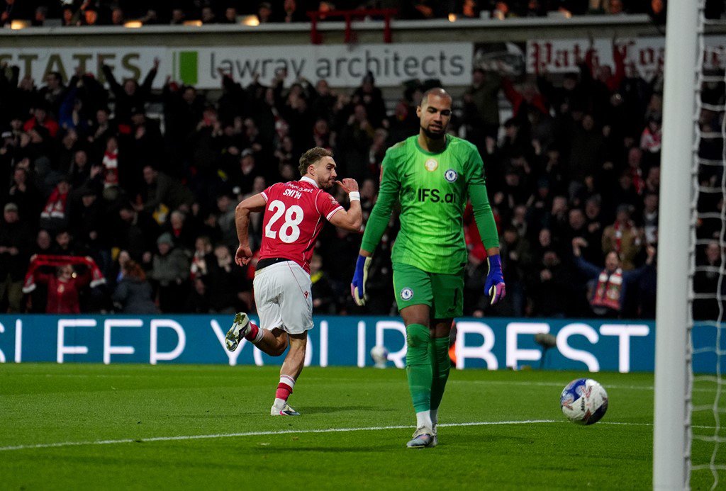 Wrexham gây bất ngờ vượt lên dẫn trước sau 18 phút