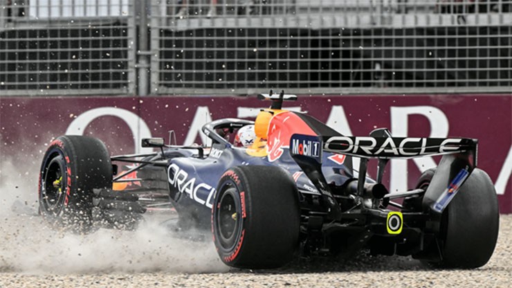 Verstappen bị loại tại Q1 sau khi đâm vào rào chắn