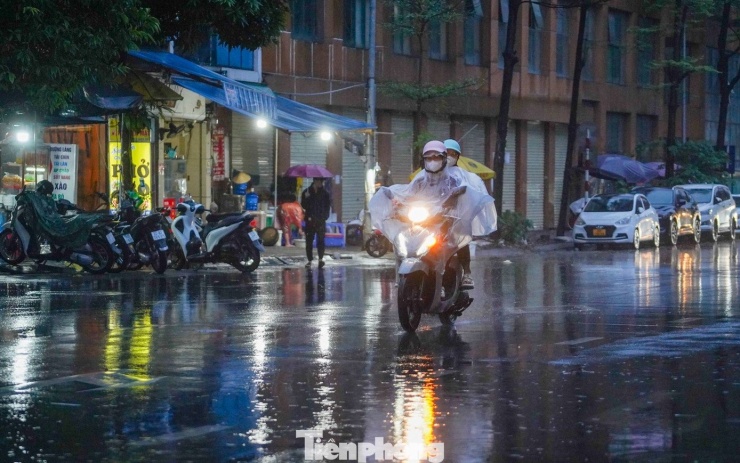 Hôm nay, miền Bắc tiếp tục có mưa rào và dông rải rác, cục bộ có mưa to.