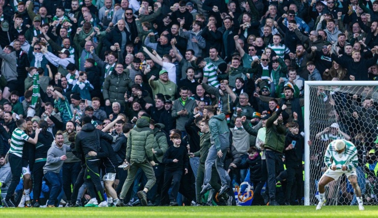CĐV Celtic nhảy qua cả hàng rào để ăn mừng chiến thắng nghẹt thở. Đây là khởi đầu cho sự hỗn loạn trên sân Ibrox. Sau đó, đám đông CĐV của Rangers cũng tràn xuống sân.
