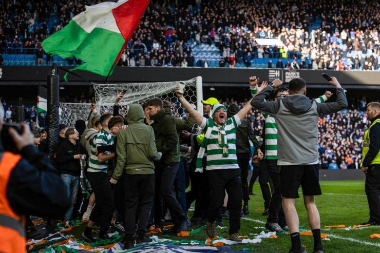 Tại Scotland, mối thù giữa Rangers và Celtic bắt nguồn từ căng thẳng tôn giáo và chính trị. Trận derby này đã "nóng" từ 100 năm trước, gây nên một loạt sự cố làm chấn động bóng đá thế giới. Năm 1980, hàng trăm CĐV của 2 đội đã tràn xuống sân, hỗn chiến với ống nước, gạch và chai lọ, khiến 200 người bị bắt giữ. Theo Bleacher Report, từ năm 1996 đến 2003, có 8 người chết liên quan đến trận derby này.