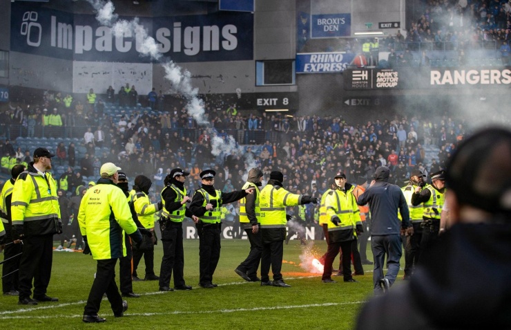 Sự có mặt kịp thời của đội ngũ an ninh giúp bầu không khí căng thẳng trên sân Ibrox không vượt quá tầm kiểm soát. Lúc này, CĐV quá khích vẫn ném pháo sáng xuống sân.