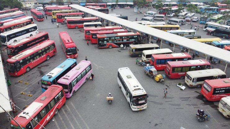 Xe khách hoạt động tại một trong các bến xe tại Hà Nội.