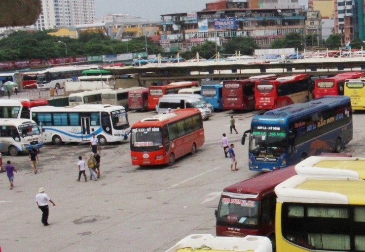 Nhiều DN vận tải cho biết, sẽ phải tăng giá cước để bù chi phí xăng dầu.