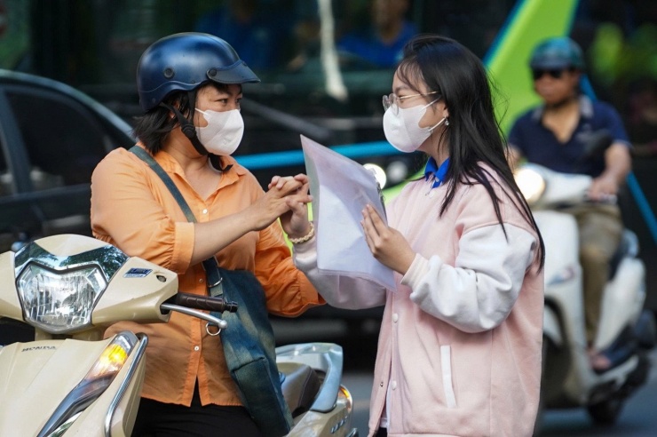 Học sinh Hà Nội tham dự kì thi tuyển sinh lớp 10 năm học 2025-2026. Ảnh: ĐỨC NGUYỄN