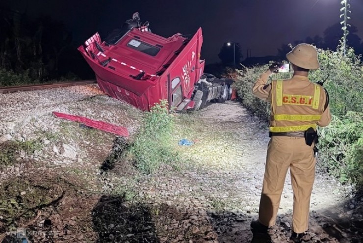 Khởi tố vụ xe đầu kéo 'vượt rào chắn' bị tàu hỏa tông vỡ đôi