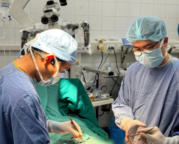 Kíp phẫu thuật xử lí vết thương cho người bệnh.