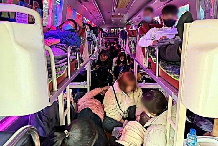 Cảnh 'ngột thở' bên trong xe khách chở quá 200% số người theo quy định