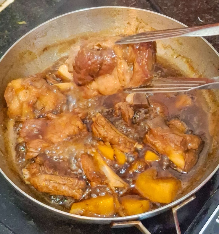 Bộ phận thịt bám quanh xương chứa nhiều vitamin nhóm B, đặc biệt là B1 và B12, góp phần hỗ trợ chuyển hóa năng lượng và hoạt động của hệ thần kinh.