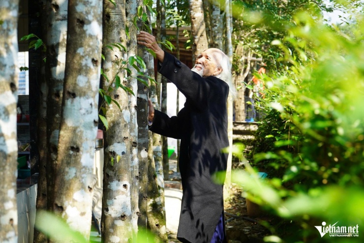 Cụ Ánh bên vườn dó trầm đã dày công ươm trồng