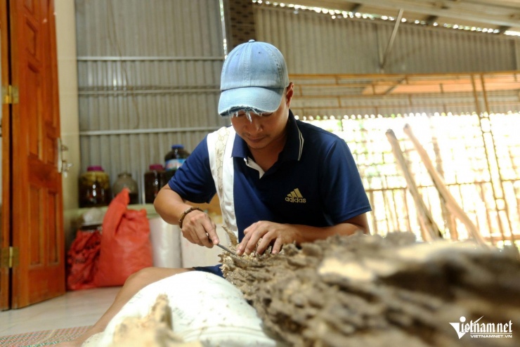 Những người thợ lành nghề xoi dó trầm ở xã Phúc Trạch. Ảnh: H. Thoả