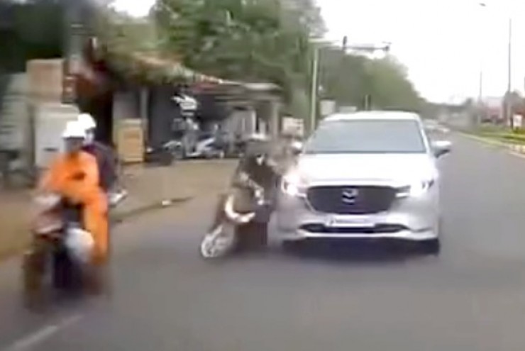 CLIP: Bức xúc với tài xế xe con gây tai nạn rồi bỏ chạy