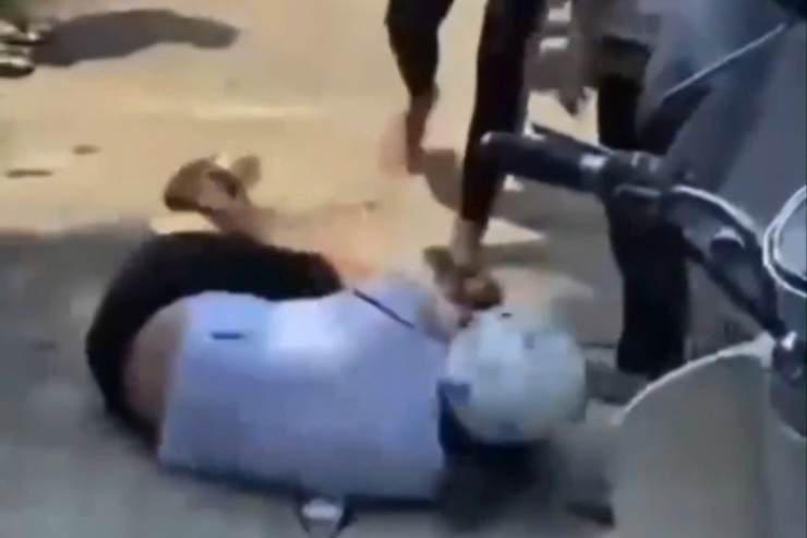 Nhóm thanh thiếu niên đánh hội đồng nam sinh ở Phú Quốc. (Ảnh: Cắt từ clip)