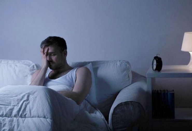 Thường xuyên ngủ mơ thấy mình bị truy đuổi hoặc đang đánh nhau với ai đó, ông T. nhiều lần vung tay đánh trúng vợ đang nằm cạnh. Ảnh minh họa: Max healthcare