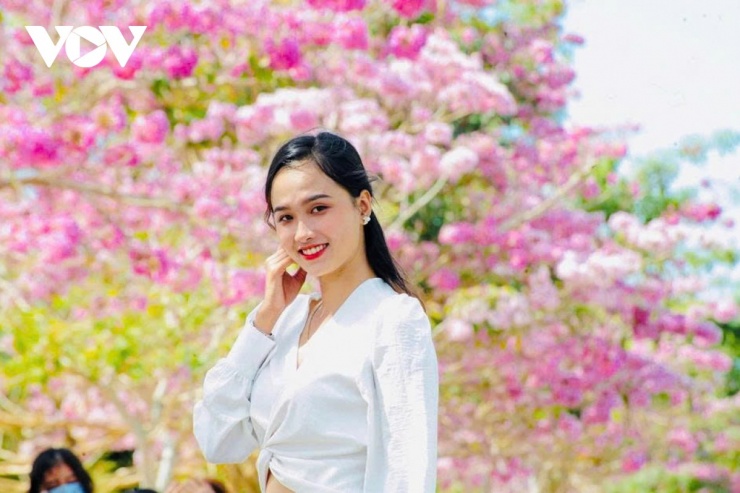 Chị Nguyễn Thị Lệ Trinh, 27 tuổi (ngụ TP. Cần Thơ) chia sẻ: "Người ta nói hoa kèn hồng là loài hoa của thanh xuân. Với bản thân tôi, mỗi mùa hoa nở làm tôi cảm thấy thấy tâm hồn mình cũng đang 'đâm chồi, nảy lộc' giữa vùng đất miền Tây".