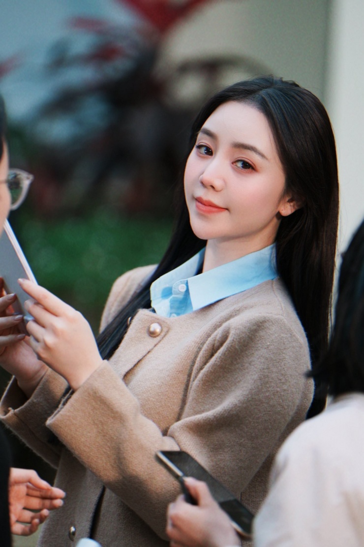 Sau vai diễn gây tranh cãi trong "Gió ngang khoảng trời xanh", Quỳnh Kool lại chiếm được cảm tình của khán giả nhờ vai cô gái quê nghèo chịu thương chịu khó trong "Bước chân vào đời".&nbsp;