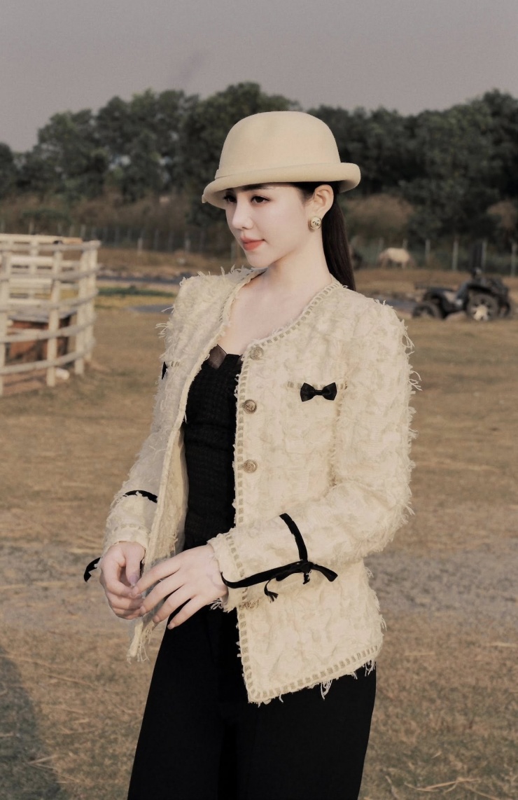 Ngoài đời Quỳnh Kool theo đuổi phong cách thời trang trưởng thành, nữ tính và sang chảnh đối lập với vai Thương trong &nbsp;phim VTV "Bước chân vào đời" đang phát sóng.&nbsp;