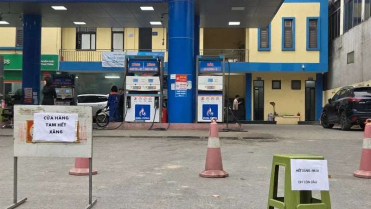 Hà Nội yêu cầu xử lý tình trạng găm hàng, bán xăng dầu bằng chai, lọ trái phép - 1