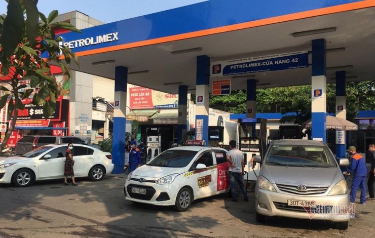 Đổ xăng vào sáng sớm là kinh nghiệm được nhiều tài xế truyền tai nhau. Ảnh: Hoàng Hiệp