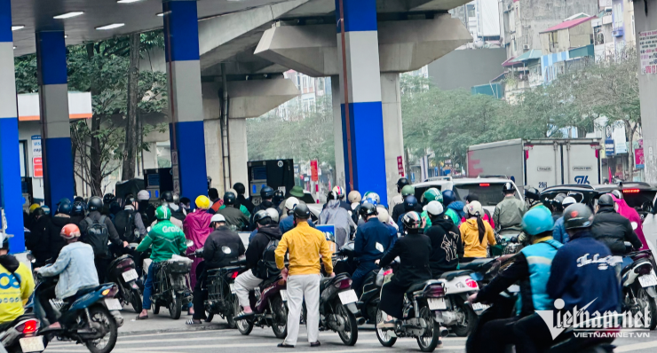 Người dân chờ đổ xăng.&nbsp;
