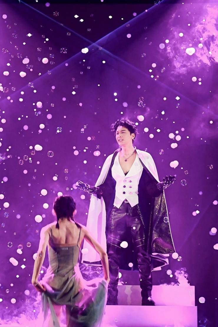 Chủ tịch Trần Hùng Huy mặc áo xuyên thấu hát, nhảy trên sân khấu - 1