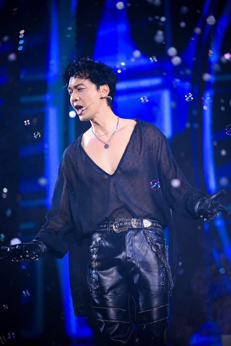 Chủ tịch Trần Hùng Huy mặc áo xuyên thấu hát, nhảy trên sân khấu - 2