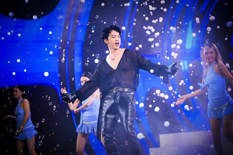 Chủ tịch Trần Hùng Huy mặc áo xuyên thấu hát, nhảy trên sân khấu - 5