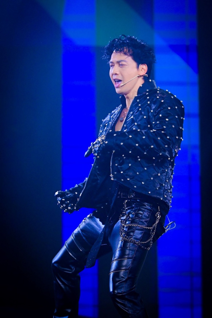 Chủ tịch Trần Hùng Huy mặc áo xuyên thấu hát, nhảy trên sân khấu - 6