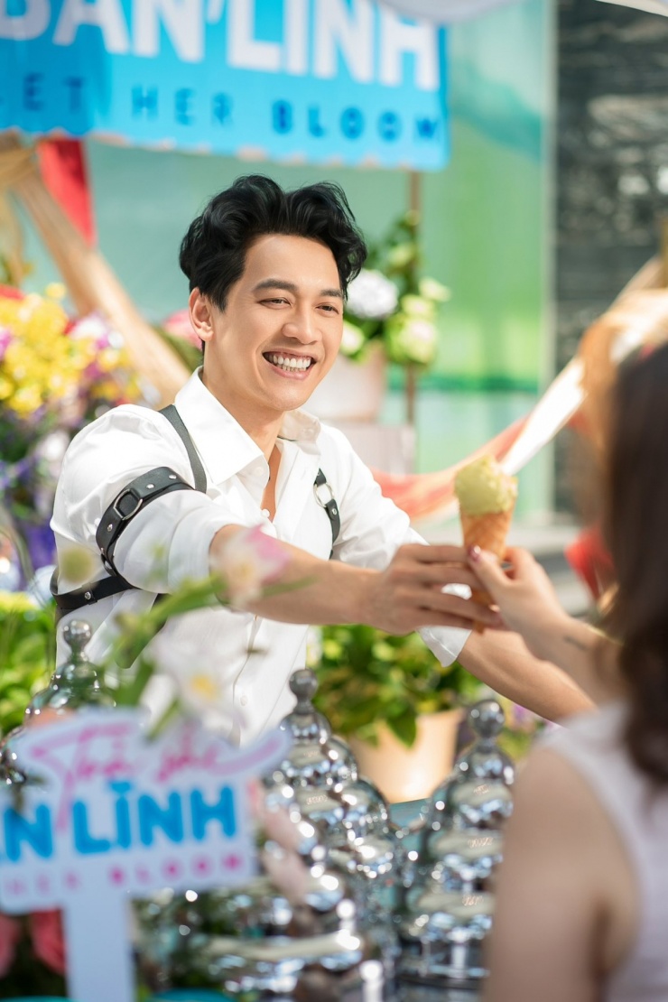 Chủ tịch Trần Hùng Huy mặc áo xuyên thấu hát, nhảy trên sân khấu - 8