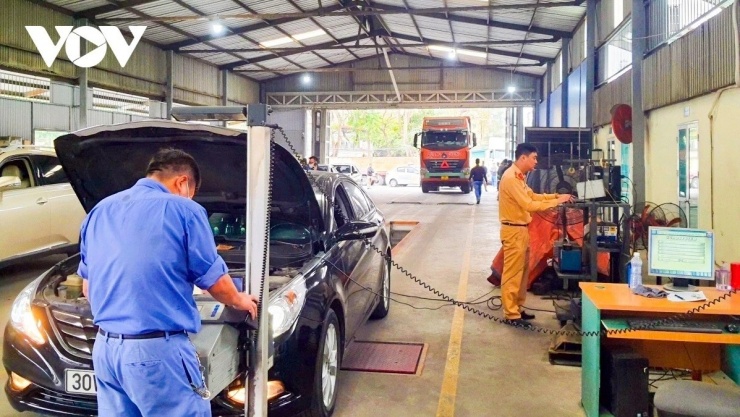 &nbsp;Những ngày gần đây, việc triển khai Quy chuẩn kỹ thuật quốc gia về khí thải đối với ô tô, đặc biệt với các dòng xe sử dụng động cơ diesel, đang thu hút sự quan tâm của nhiều chủ phương tiện. Không ít người bày tỏ lo lắng về phương pháp đo khí thải ở dải vòng tua cao, nhất là đối với các xe đã sử dụng lâu năm.