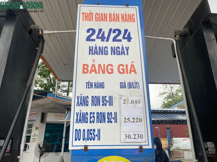 Bảng niêm yết cho thấy giá xăng, dầu tại 1 cửa hàng trên đường Lê Quang Đạo ngày 9/3.