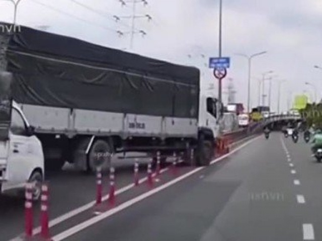 Tài xế điều khiển xe tải "nghiến qua hàng dài cọc tiêu để phá làn” đã bị CSGT TPHCM xử lý