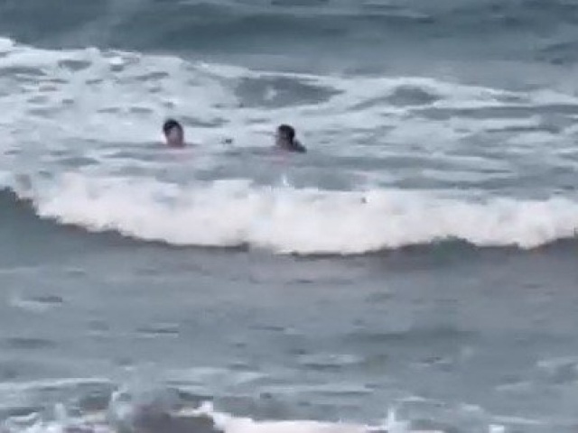 Clip: Lao xuống biển động cứu du khách bị chuột rút ở Cửa Lò