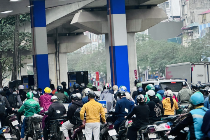 Vì sao cây xăng bán giới hạn xe máy 50.000 đồng/lượt, ô tô 500.000 đồng/lượt?