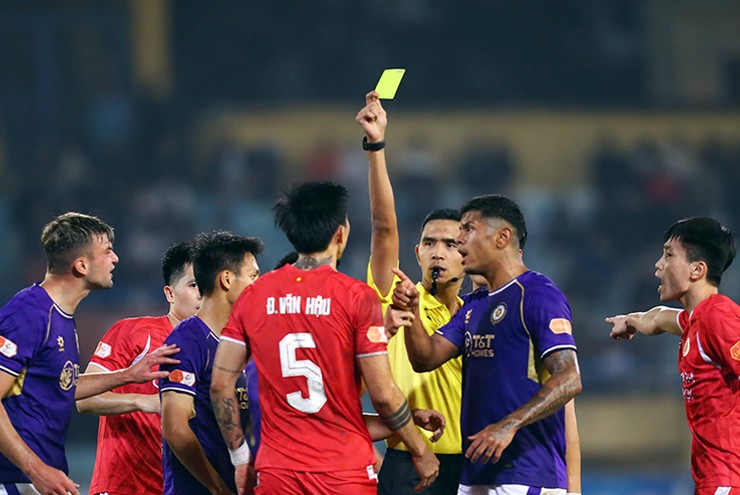 Văn Hậu gây “bão” V-League: Ghi siêu phẩm hơn 50m, va chạm Văn Quyết ở derby Thủ đô