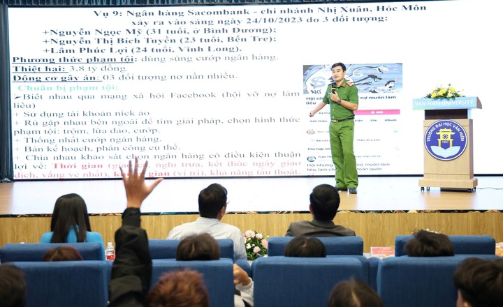 Đại úy Huỳnh Đỗ Tấn Thịnh chia sẻ về các thủ đoạn lừa đảo trên không gian mạng và các vụ việc nổi cộm trong thời gian qua. (Ảnh: Đại Việt)