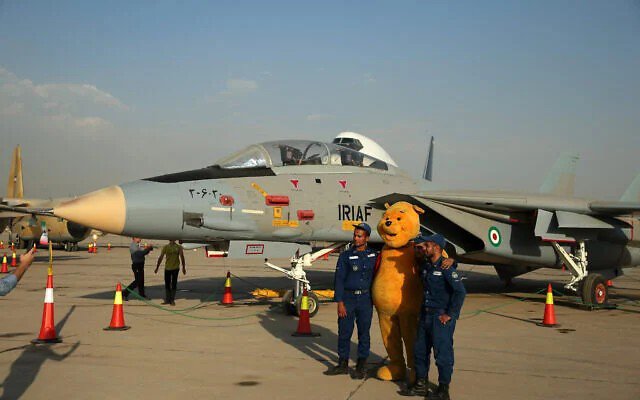 Tiêm kích F-14 thuộc biên chế không quân Iran xuất hiện ở một triển lãm quốc phòng tại Tehran. Ảnh: AP