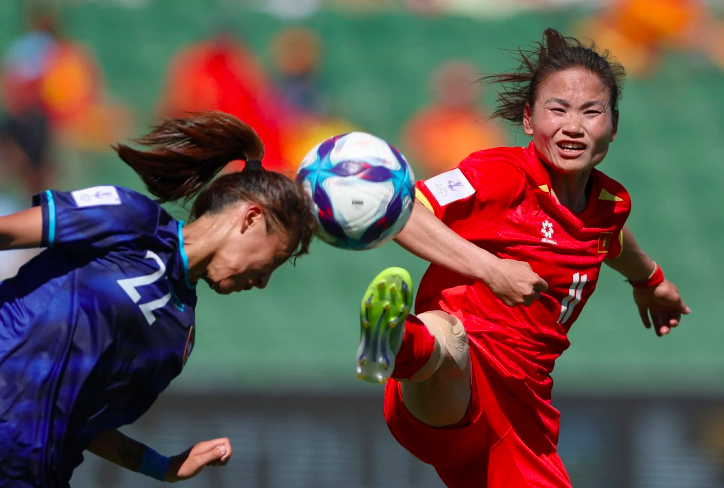 Cửa World Cup nữ 2027 vẫn đang rộng mở với tuyển nữ Việt Nam (phải)