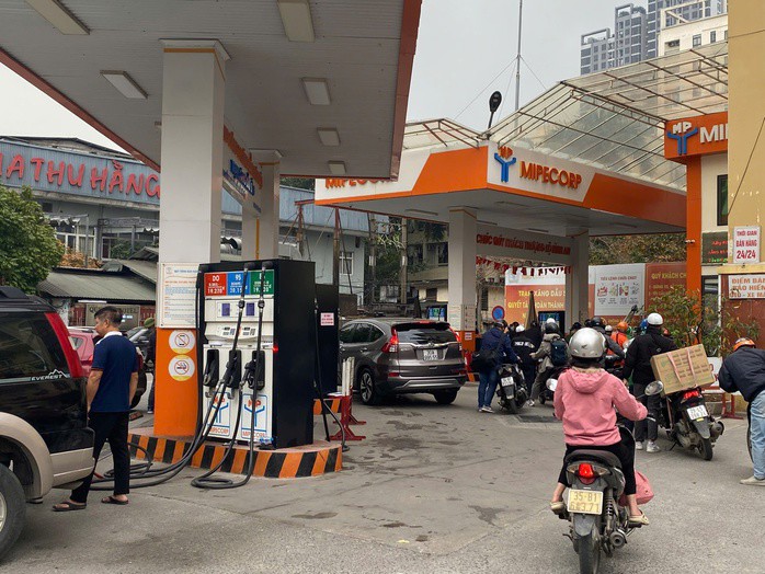 Người dân xếp hàng dài chờ đổ xăng ở một cửa hàng tại Hà Nội