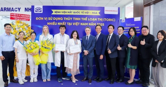Mắt Việt – Nga nhận giải Phẫu thuật Thủy tinh thể cao cấp TECNIS nhiều nhất Việt Nam