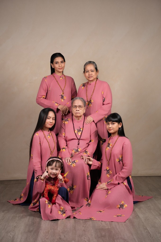 Hàng đứng, Trương Thị May (trái) bên mẹ - bà Trương Mỹ Tiền. Hàng ngồi, bà ngoại cô cùng hai em gái và con gái của á hậu.