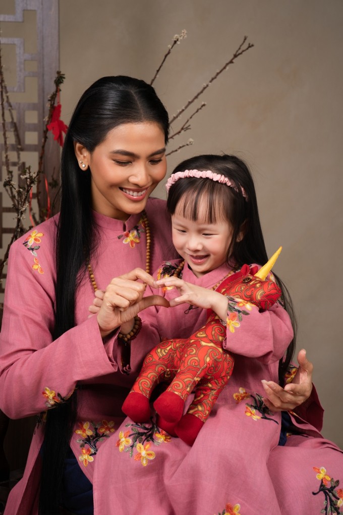 Á hậu bên con gái Maymy.